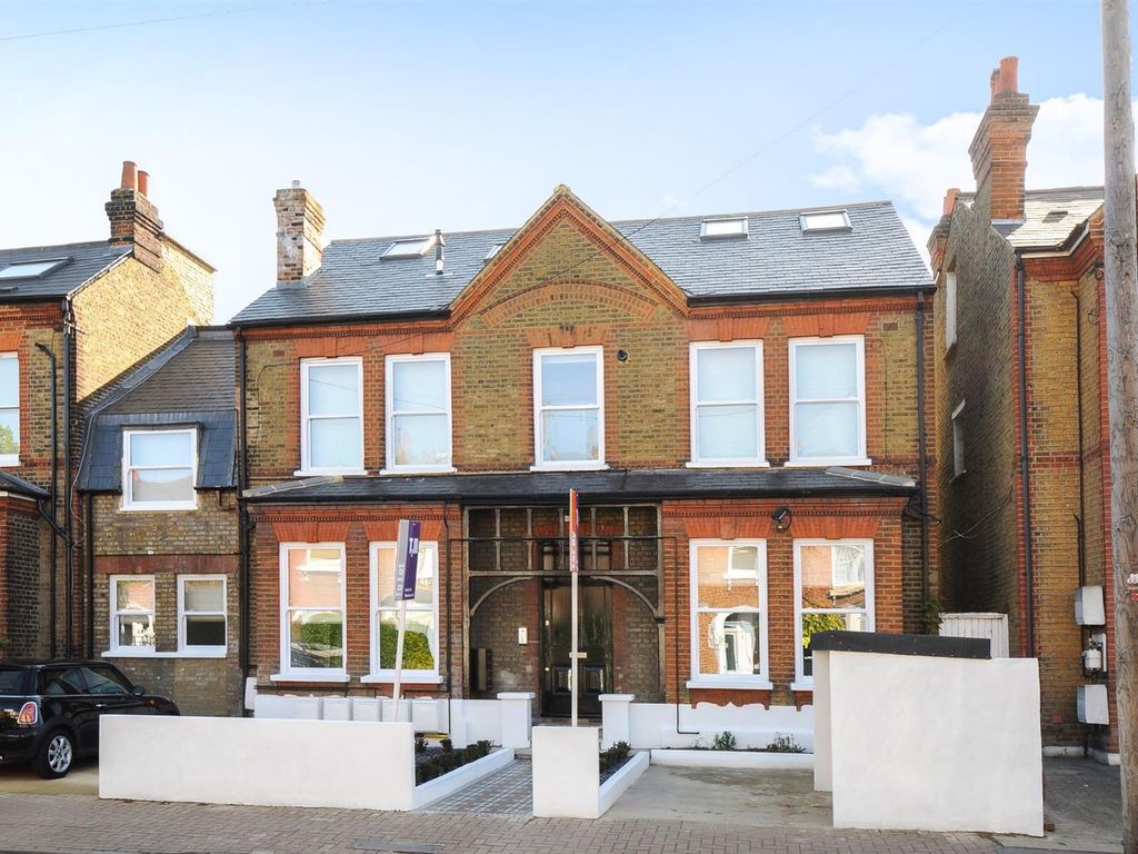 3 bed flat to rent in Eardley Road, Wandsworth Borough SW16, £2,600 pcm