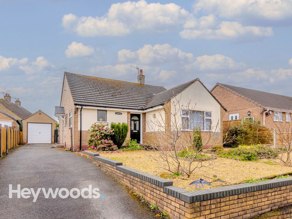 2 bed detached bungalow for sale in Melrose Avenue, Westlands, NewcastleUnderLyme ST5, £