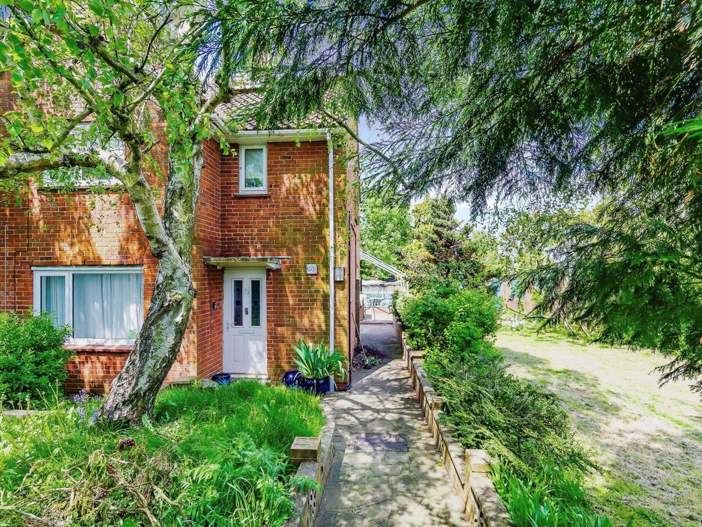 2 bed end terrace house for sale in Calley Down Crescent, New Addington