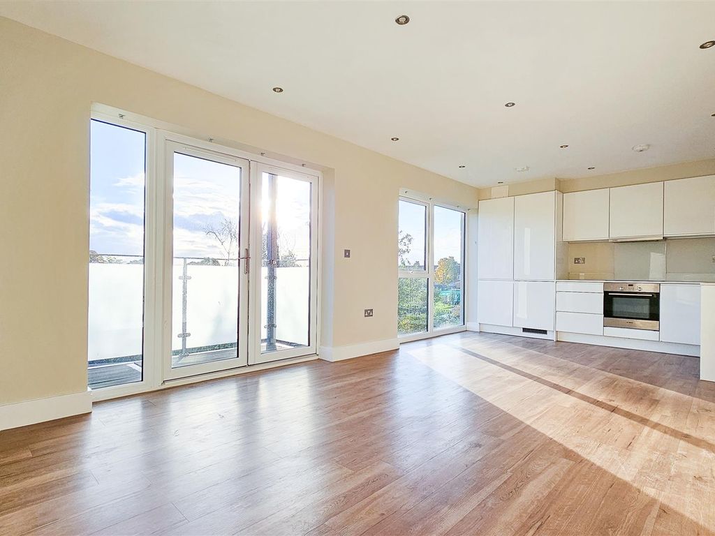 2 bed flat to rent in Fern Court, Kingswood Place, Hayes UB4, £1,600