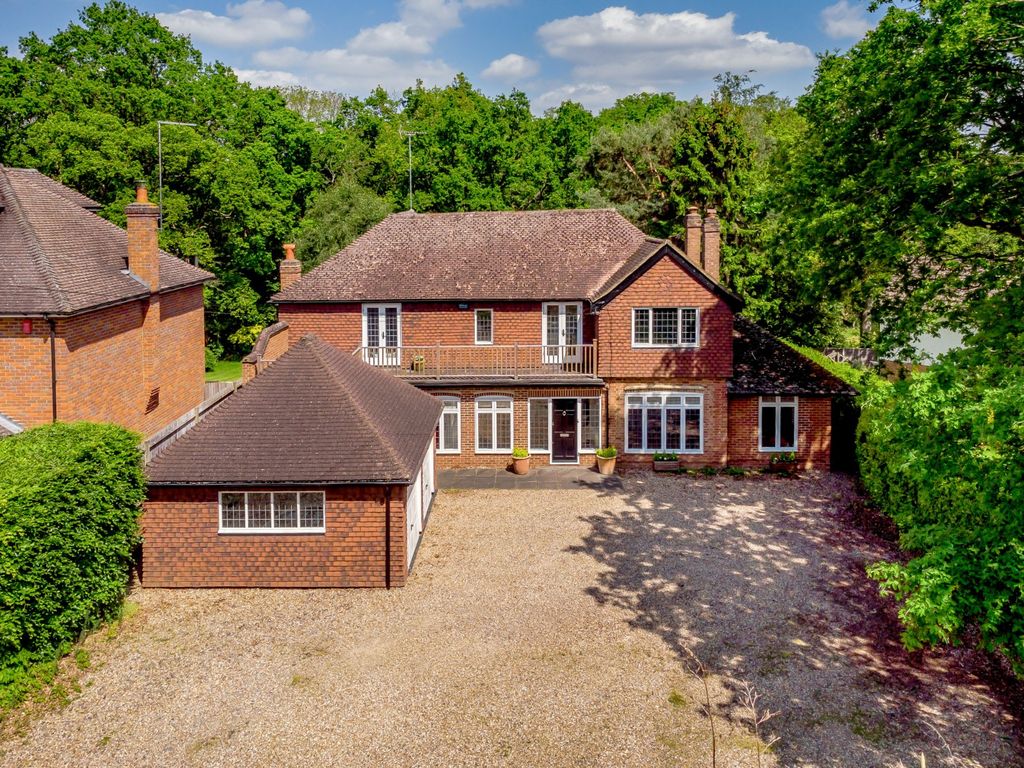 5 bed detached house for sale in Daleside, Gerrards Cross