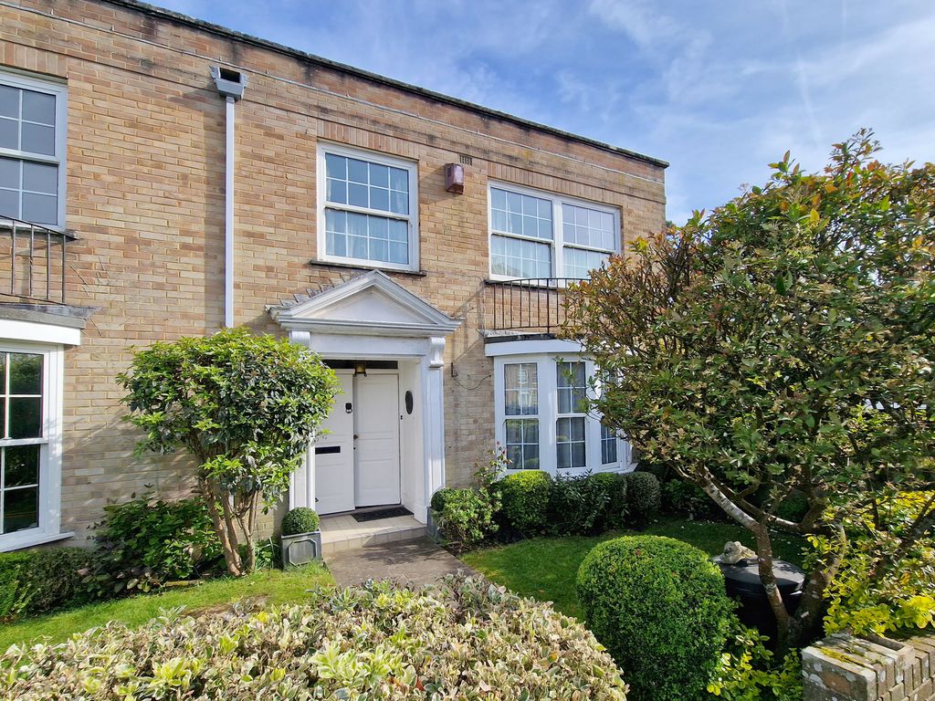 3 bed end terrace house for sale in Courtenay Place, Lymington