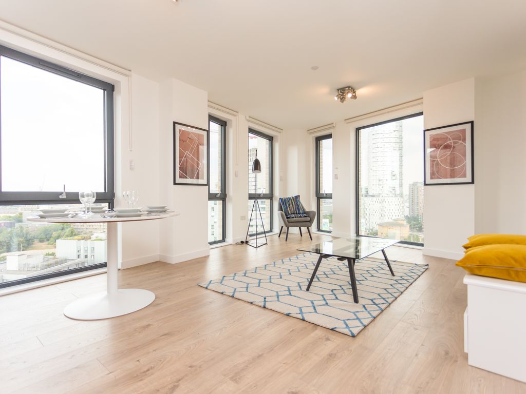3 bed flat to rent in Williamsburg Plaza, London, Greater London E14