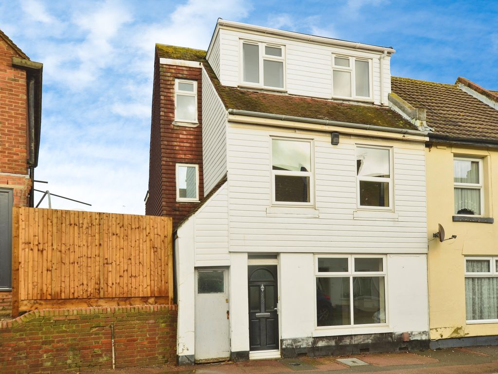 4 bed end terrace house for sale in Mead Road, Folkestone, Kent CT19, £