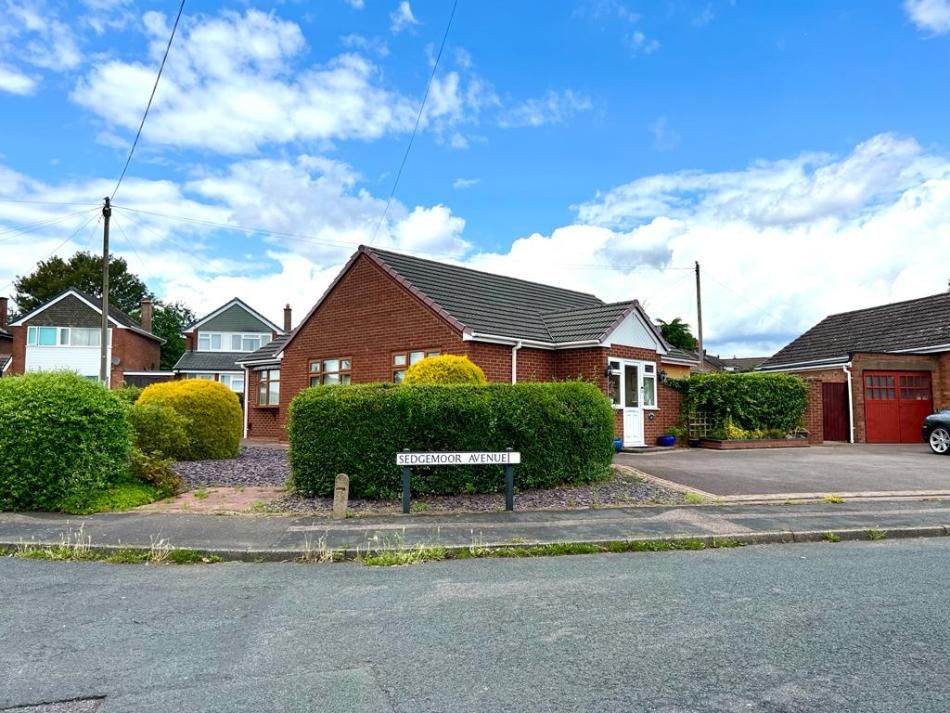 3 bed detached bungalow for sale in Sedgemoor Avenue, Burntwood WS7, £