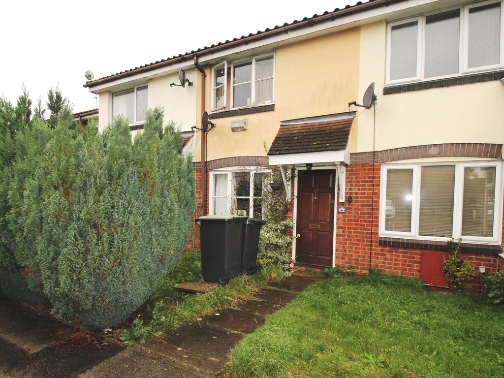 2 bed terraced house to rent in Hawkfields, Luton LU2, £1,350 pcm Zoopla