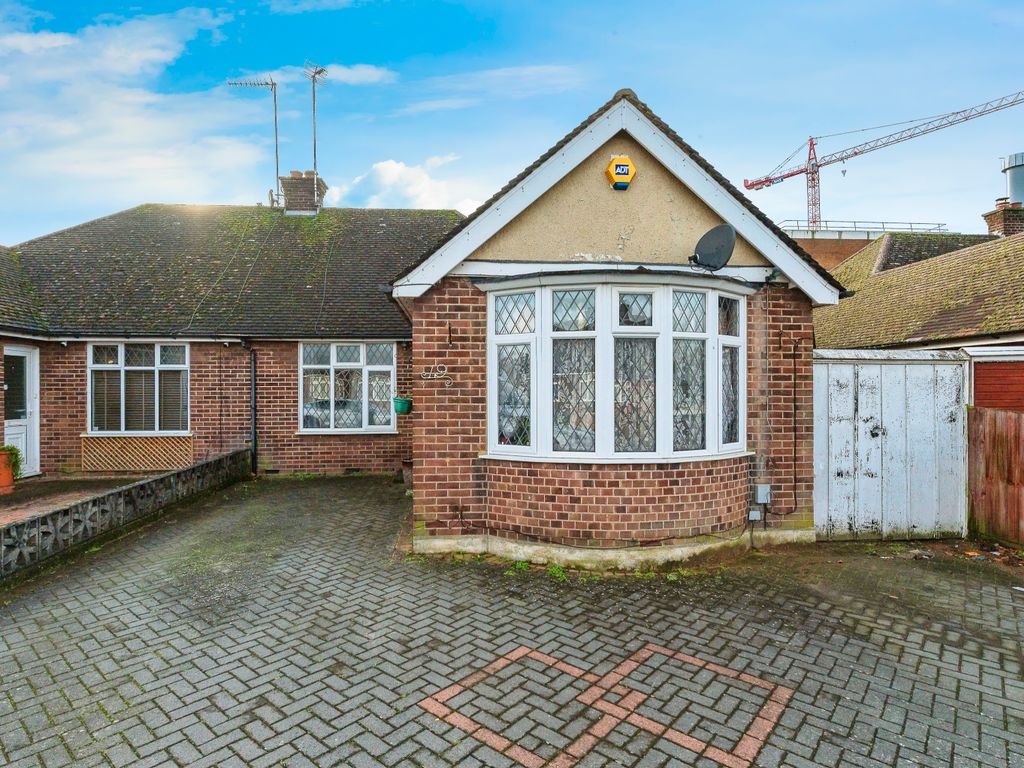 3 bed bungalow for sale in Faringdon Road, Luton, Bedfordshire LU4, £
