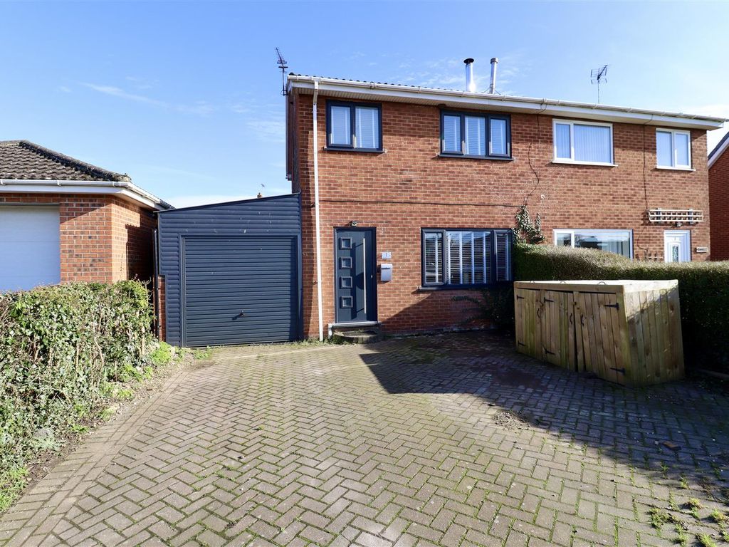 3 bed semidetached house for sale in Glenfield Avenue, Market Weighton