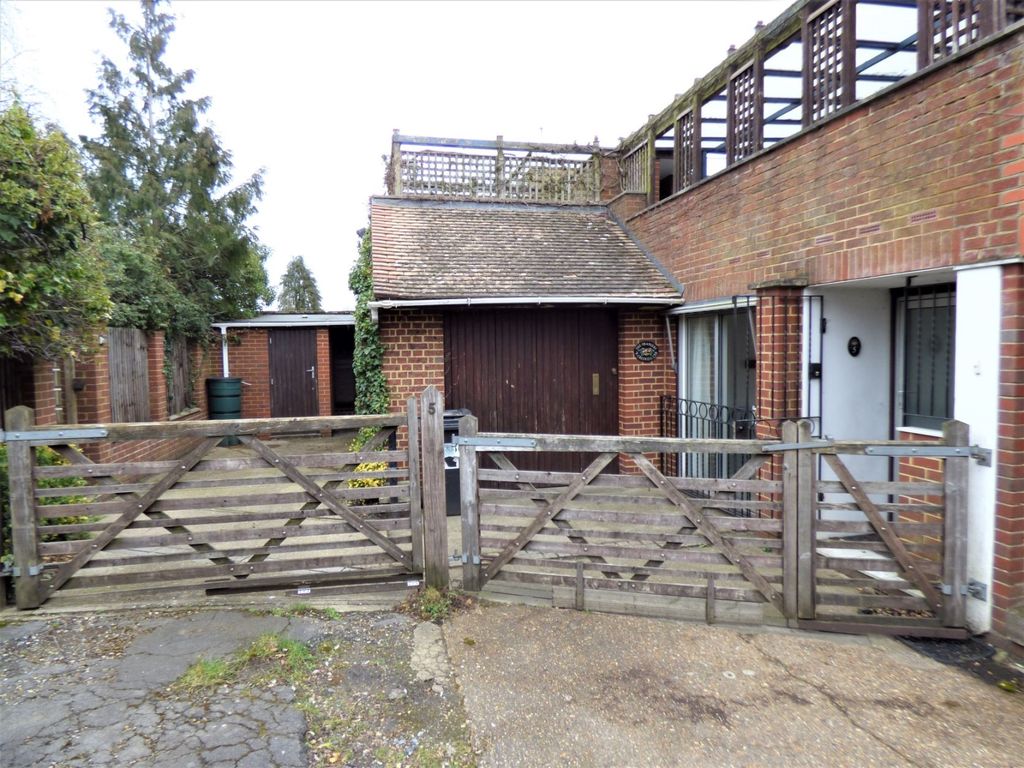 3 bed town house to rent in Creswell Corner, Anchor Hill, Knaphill