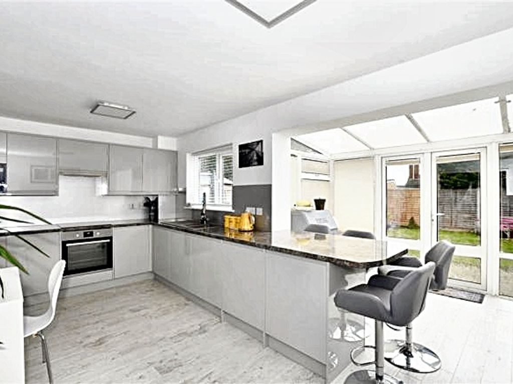 3 bed semidetached house to rent in Norrington Road, Maidstone ME15, £