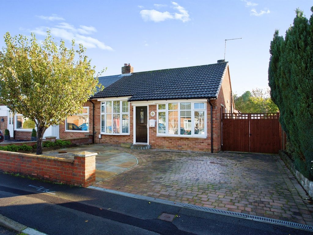 3 bed semidetached bungalow for sale in Ashlyn Close, Fareham PO15, £