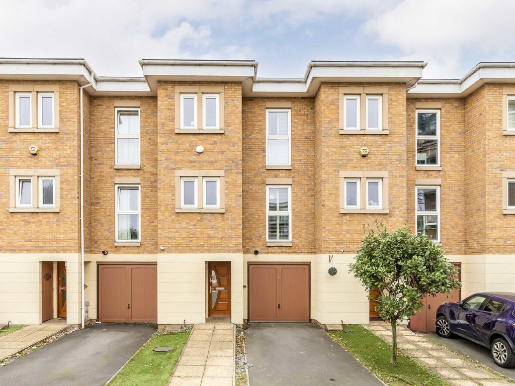 4 bed property to rent in Greenview Drive, London SW20, £3,995 pcm Zoopla