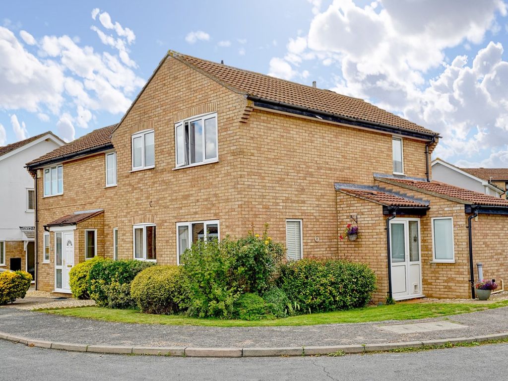 4 bed semidetached house for sale in Dove House Close, Godmanchester