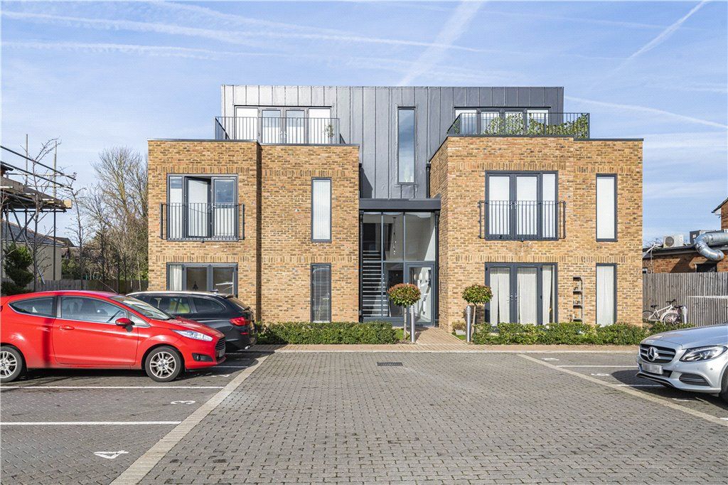 1 bed flat for sale in Dedworth Road, Windsor, Berkshire SL4, £289,950