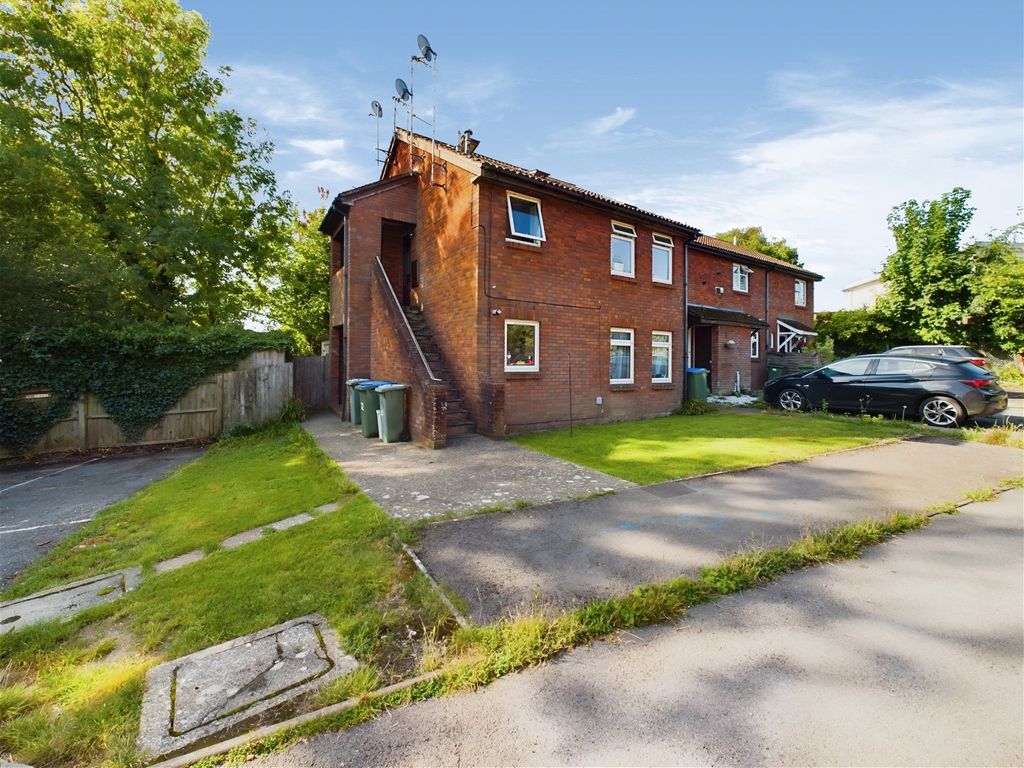1 bed for sale in Kingslea, Horsham RH13, £170,000 Zoopla