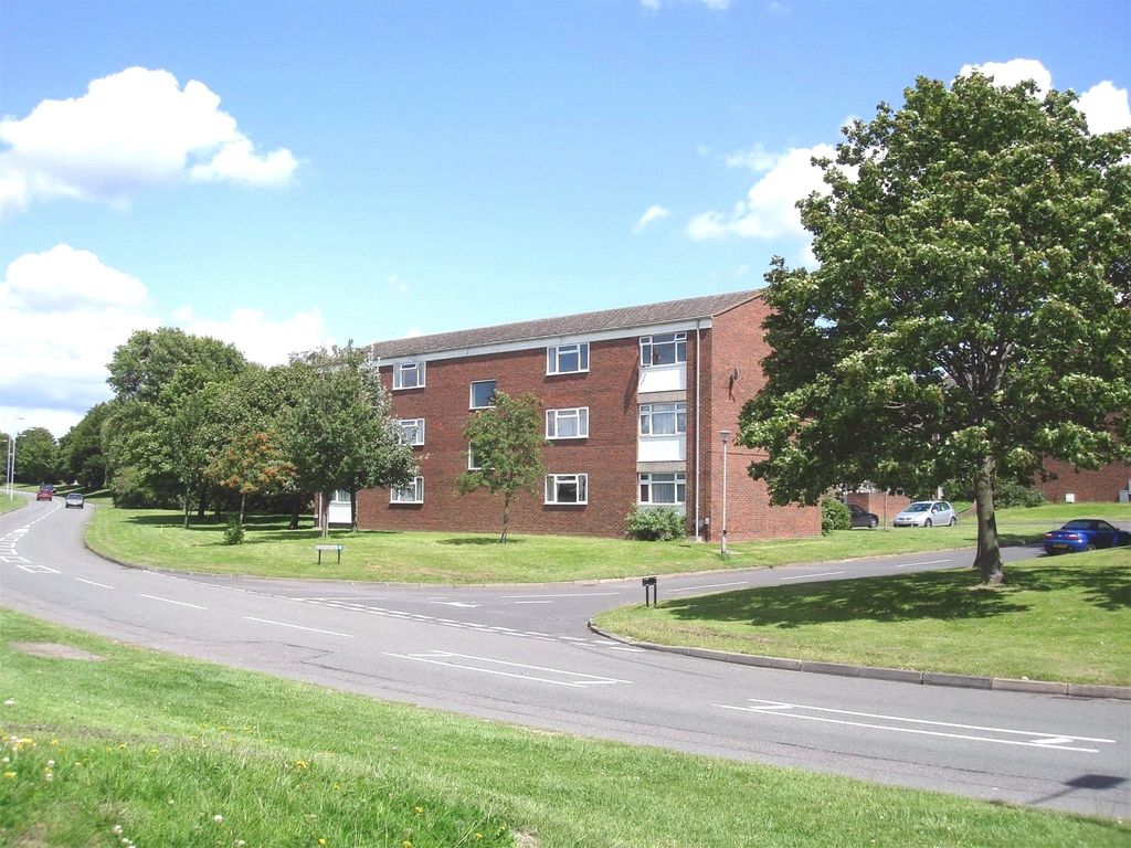 2 bed flat for sale in Deepdale, Wildridings, Bracknell, Berkshire RG12