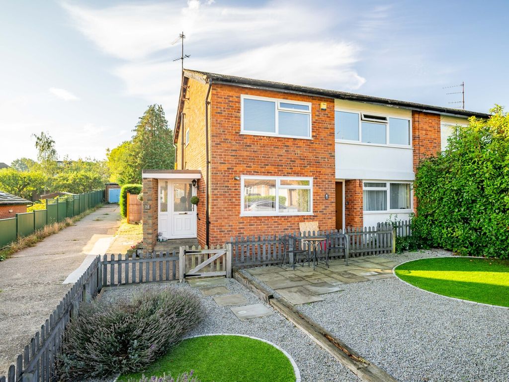 2 bed flat for sale in Briar Road, St. Albans, Hertfordshire AL4, £