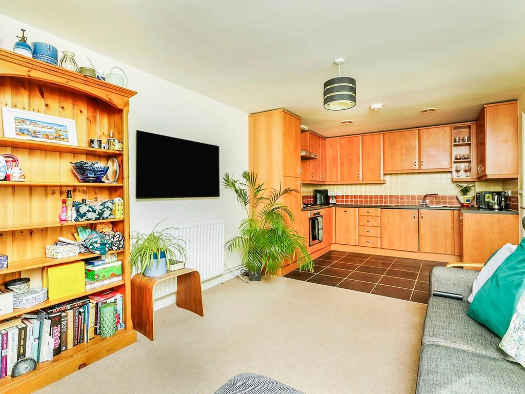 2 bed flat for sale in Buckingham Road, Bicester OX26, £200,000 Zoopla