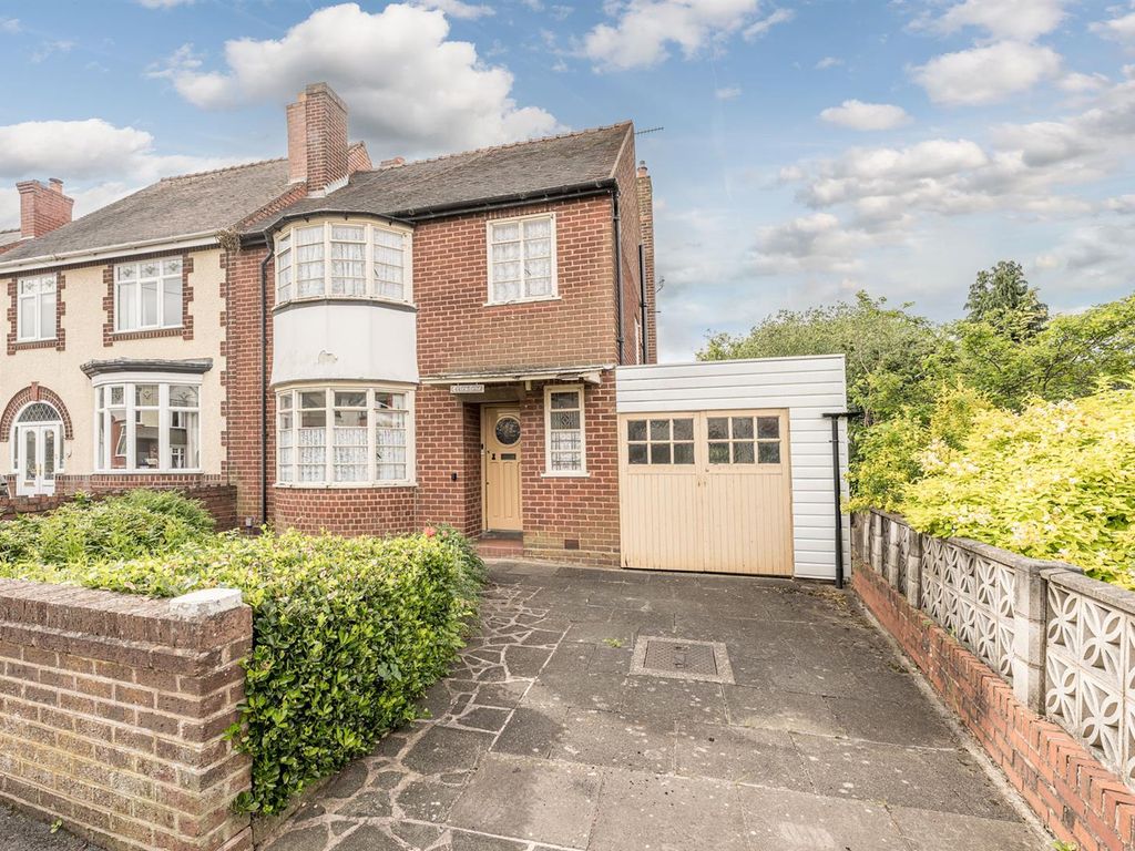 3 bed link detached house for sale in The Crescent, Cradley Heath B64