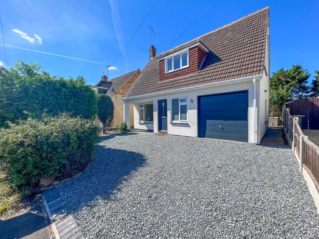 3 bed detached house for sale in Harrogate Road, Hockley SS5, £525,000