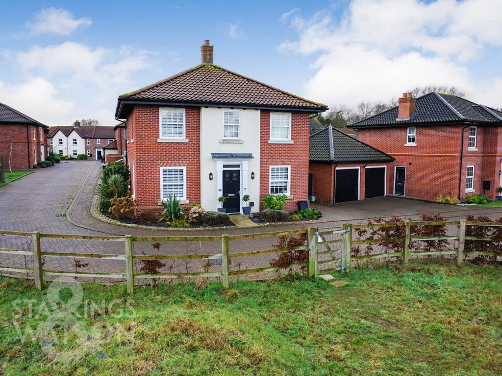 4 bed detached house for sale in Farman Way, Blofield, Norwich NR13, £