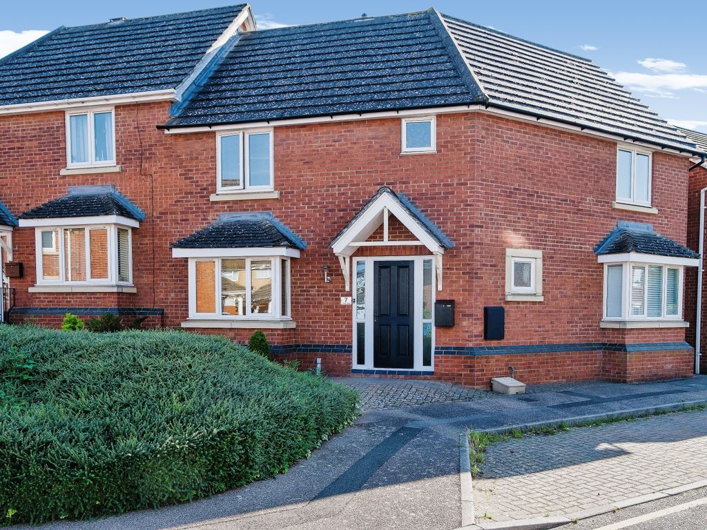 3 bed end terrace house for sale in Farrier Court, Royston