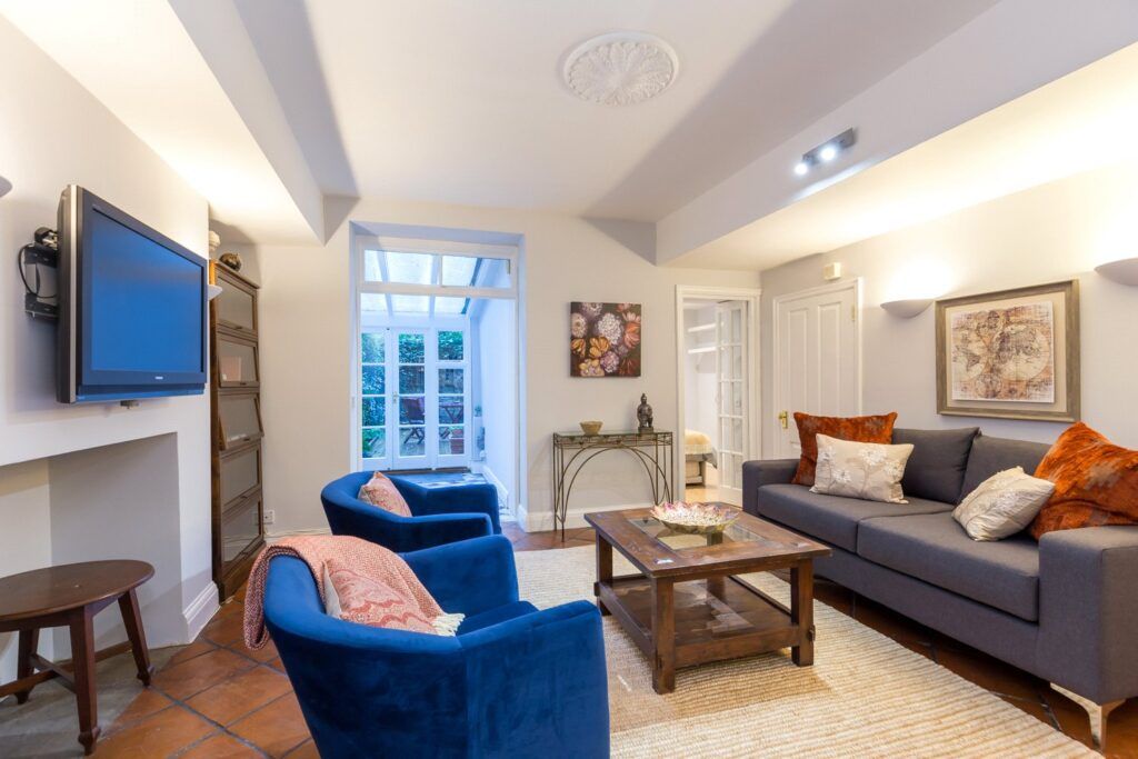 2 bed flat to rent in Kensington Church Street, London W8, £2,816 pcm