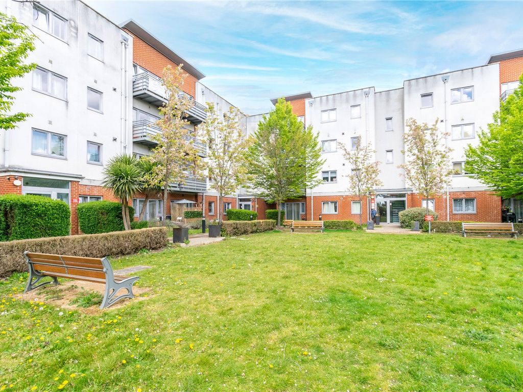 1 bed flat to rent in Cannock Court, Hawker Place, London E17, £1,300