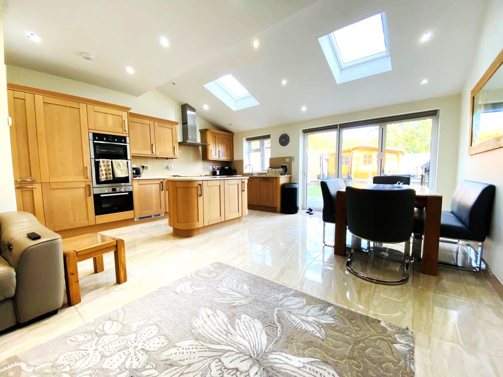 4 bed end terrace house for sale in Ridgeway Avenue, East EN4, £