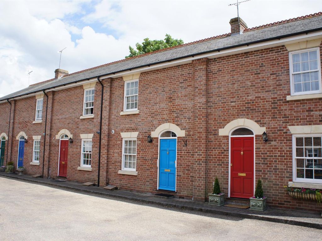 2 bed terraced house to rent in White Lion Court, Hadleigh, Ipswich