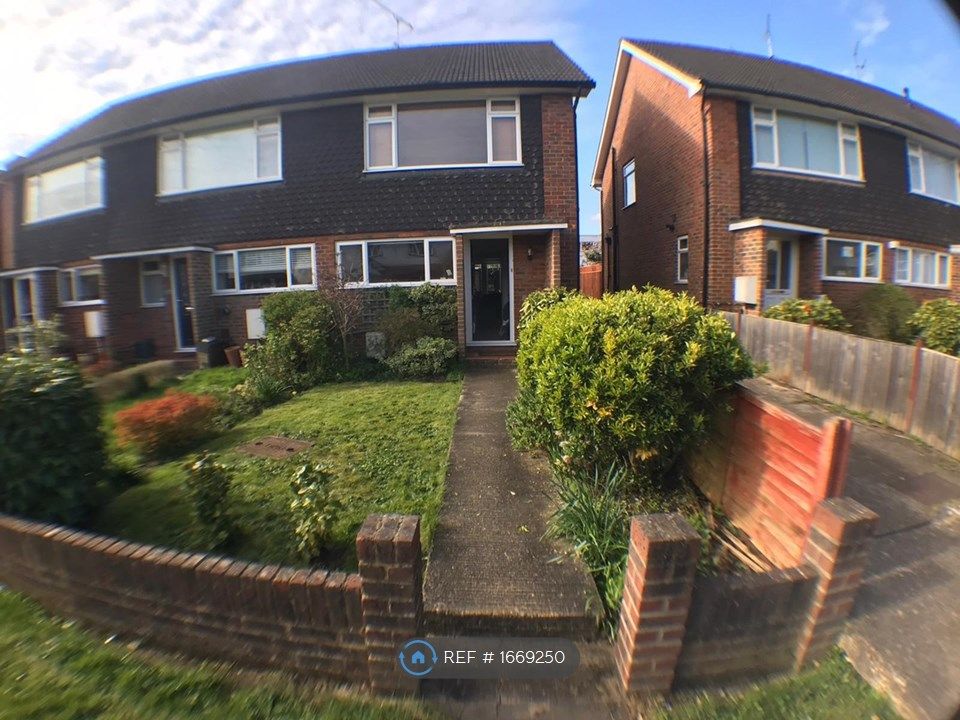 2 bed end terrace house to rent in Normanhurst Road, Walton On Thames