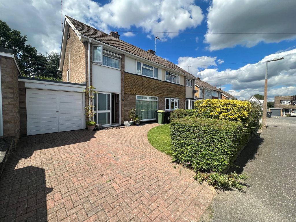 3 bed semidetached house for sale in Rosslyn Close, Hockley, Essex SS5
