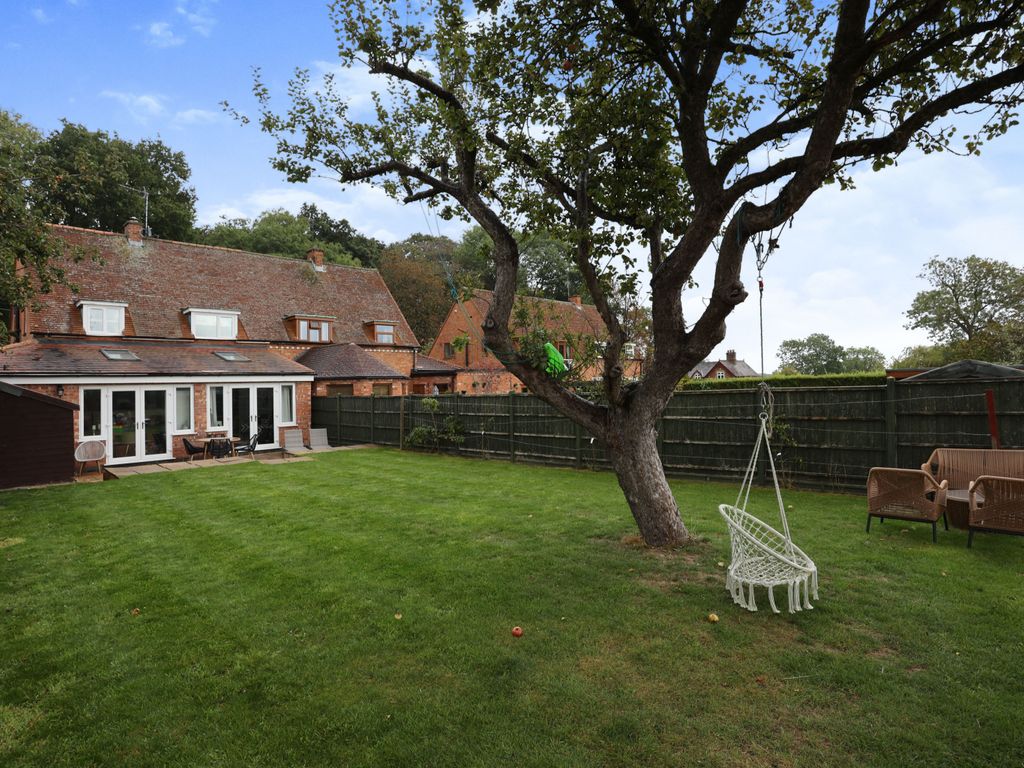 3 bed semidetached house for sale in Stretton Hall Drive, Oadby