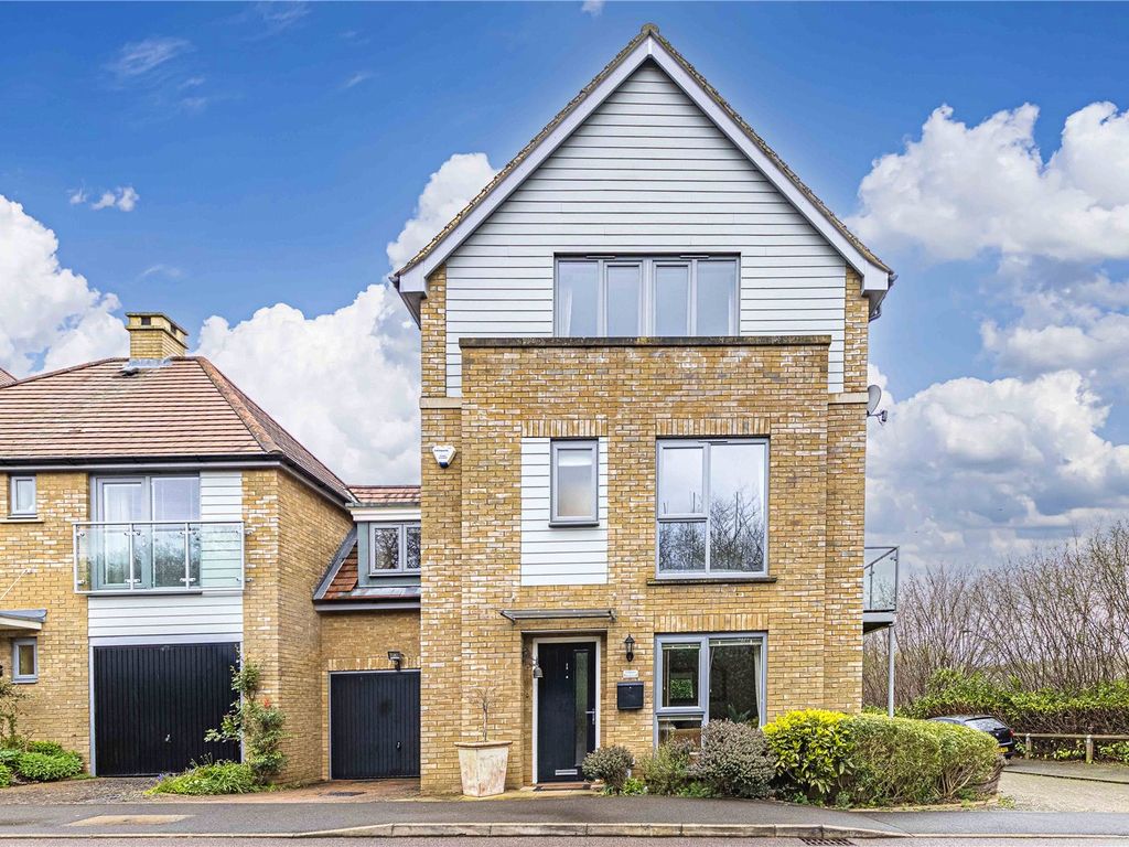 5 bed link detached house for sale in Kingcup Avenue, Leverstock Green