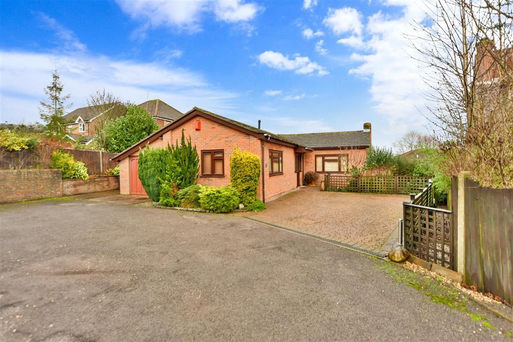 3 bed detached bungalow for sale in Fernbank Close, Walderslade