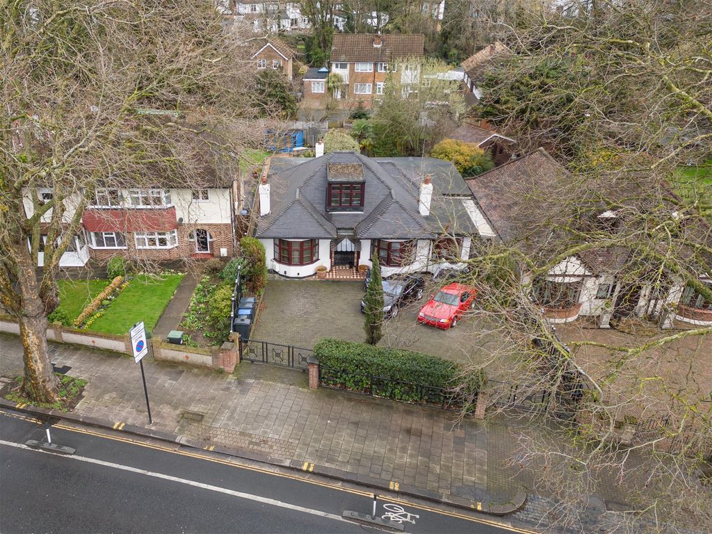 4 bed bungalow for sale in Park Avenue, Enfield EN1 Zoopla