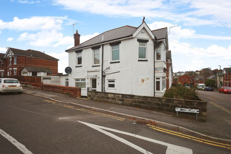 4 bed detached house to rent in Abbott Road, Winton, Bournemouth BH9, £