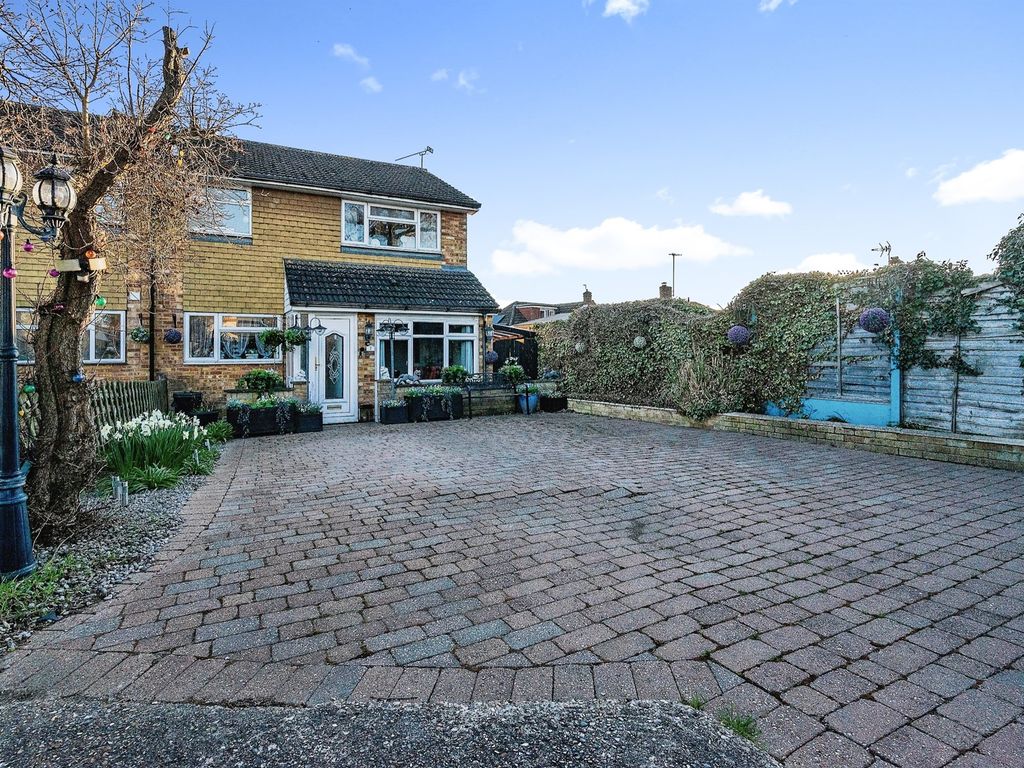 3 bed semidetached house for sale in Larch Avenue, Bricket Wood, St