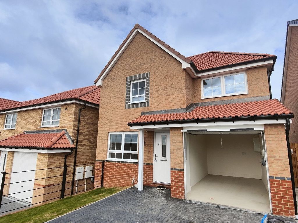 3 bed detached house to rent in Brambling Avenue, Dewsbury WF12, £1,300