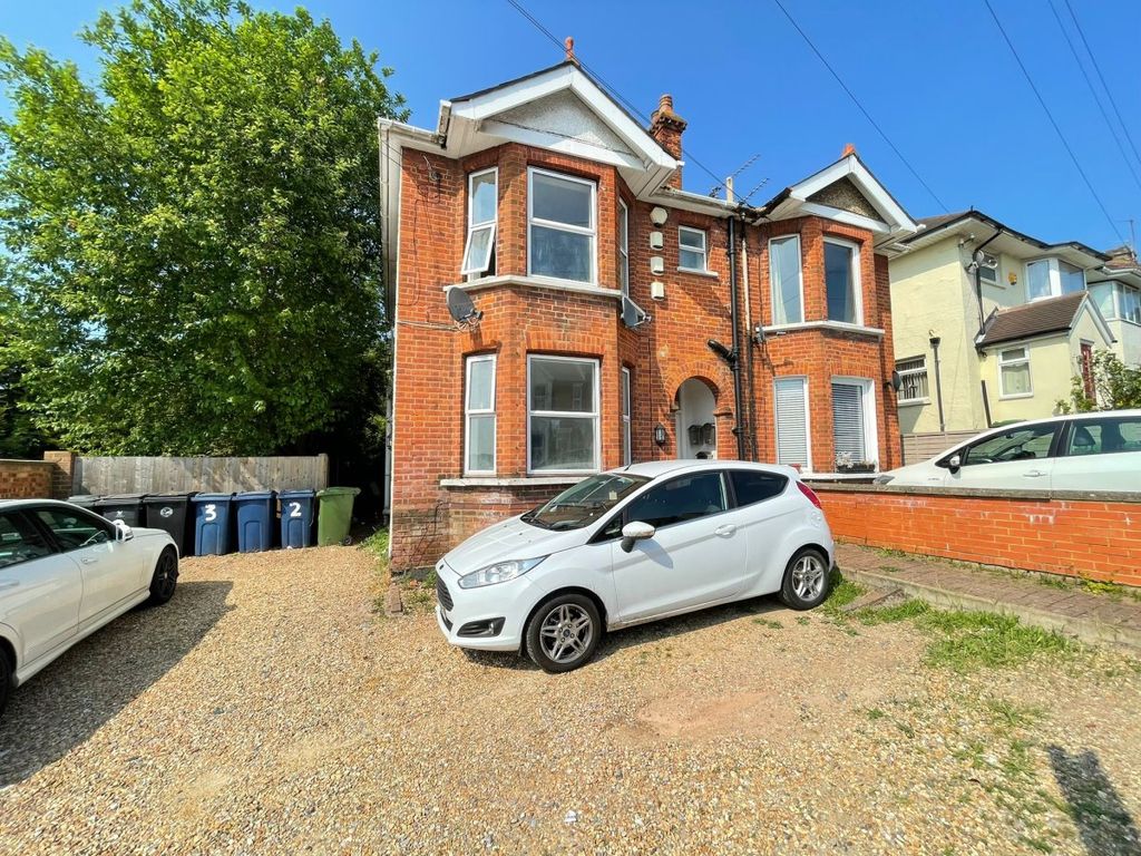 2 bed flat to rent in Benjamin Road, High HP13 Zoopla