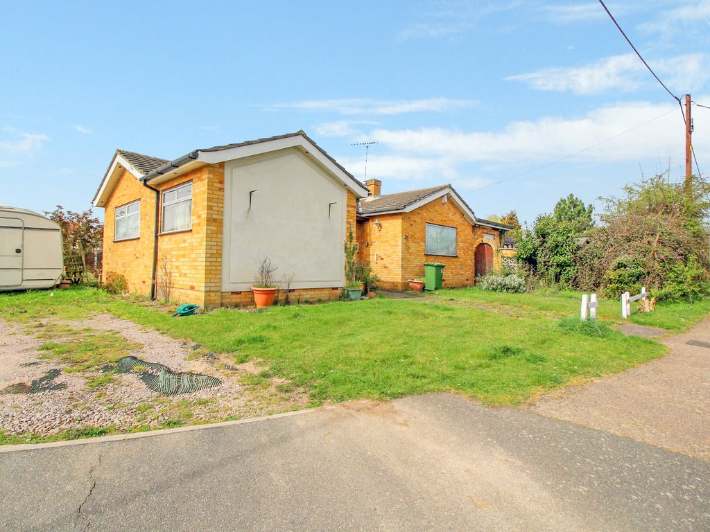 3 bed detached bungalow for sale in High View Rise, Crays Hill