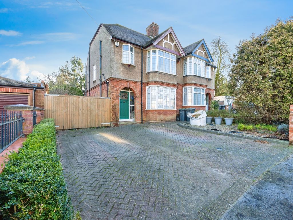 3 bed semidetached house for sale in Farley Hill, Luton LU1, £400,000