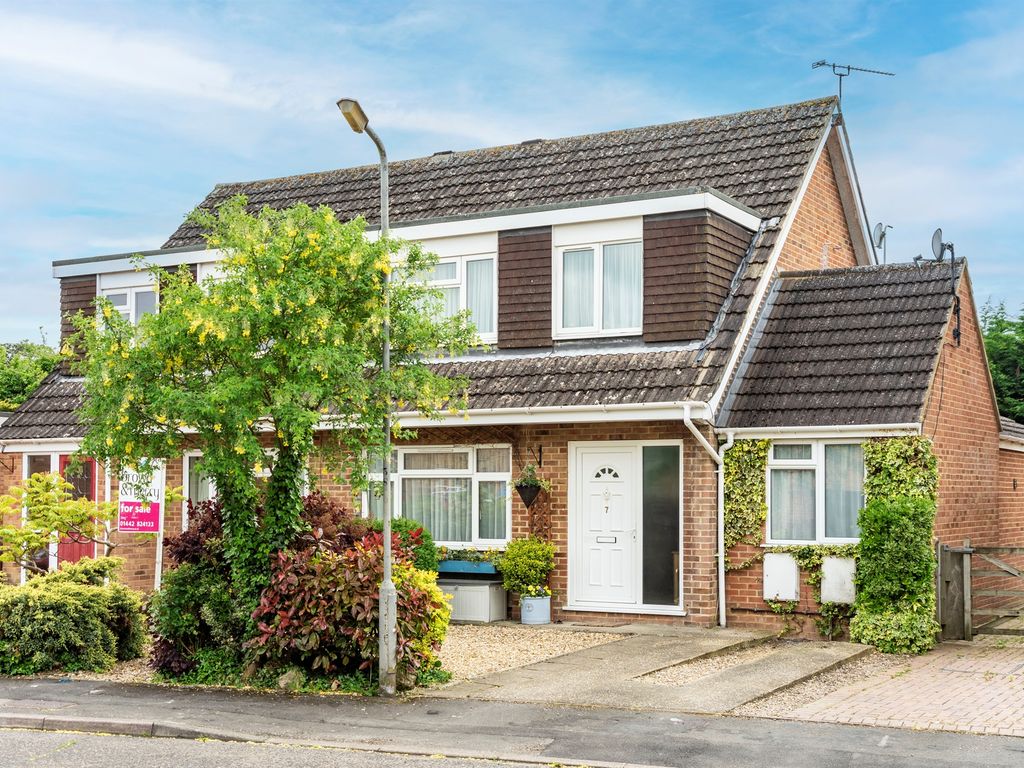3 bed semidetached house for sale in Yorke Close, Aston Clinton