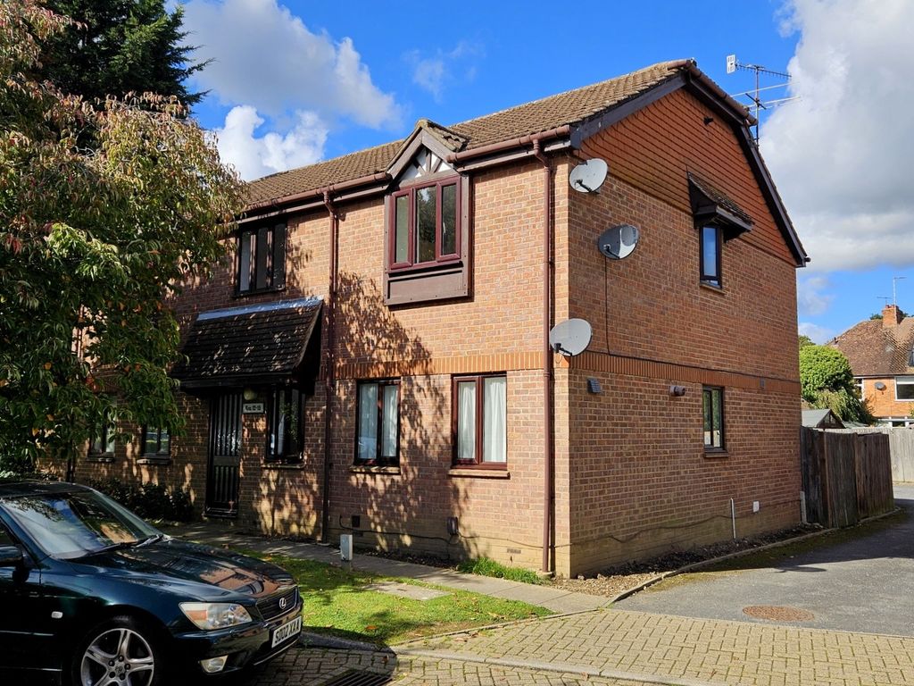 1 bed flat for sale in Parkhurst Grove, Horley, Surrey. RH6, £212,500