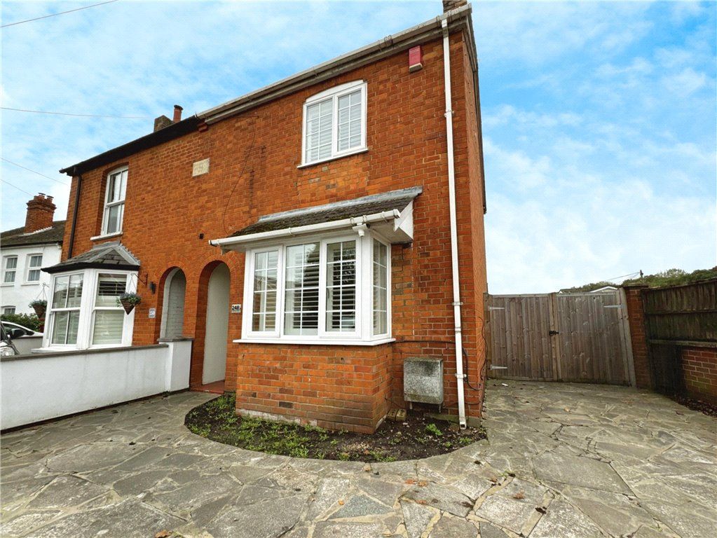 3 bed semidetached house for sale in Yorktown Road, College Town