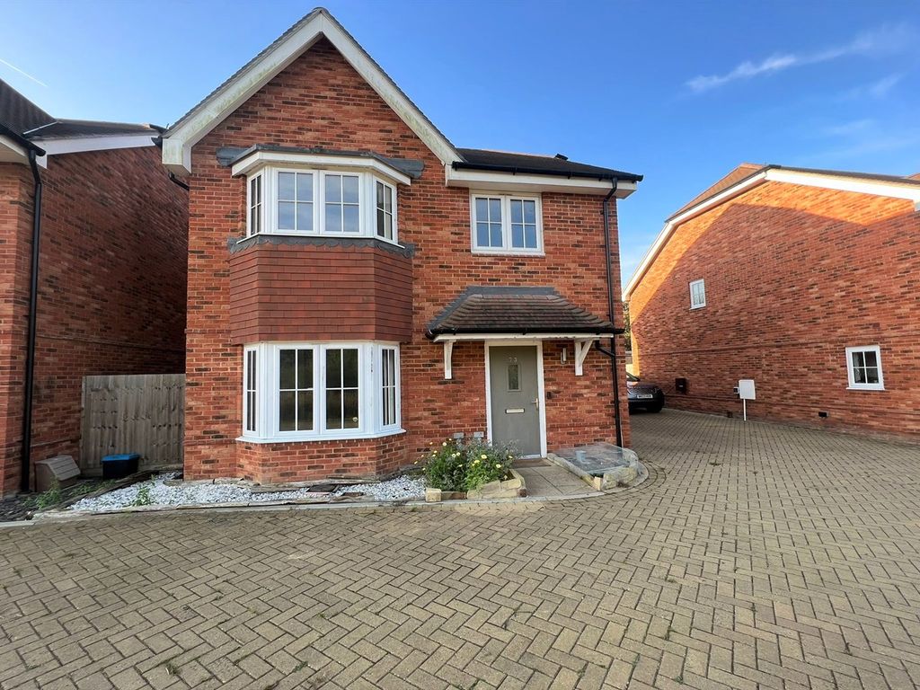 4 bed detached house to rent in Weston Avenue, Broadbridge Heath, Horsham, West Sussex RH12, £