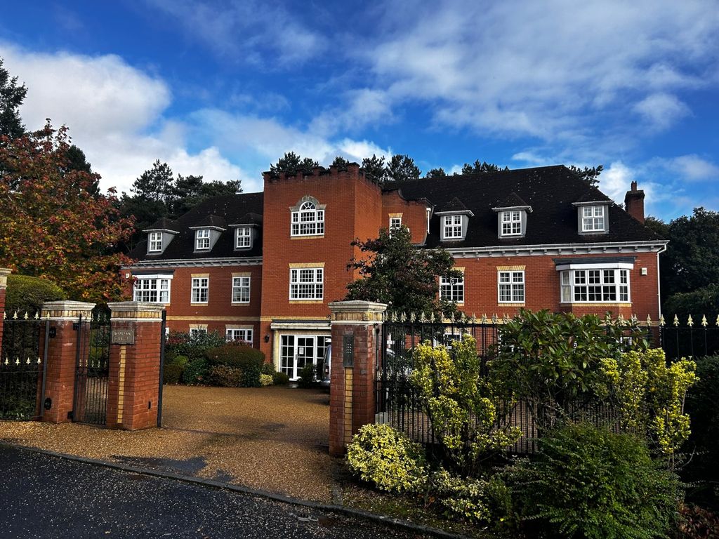 3 bed flat for sale in Greenhurst Drive, Barnt Green, Birmingham