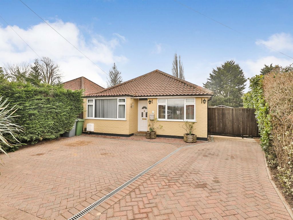 3 bed detached bungalow for sale in Links Avenue, Hellesdon, Norwich