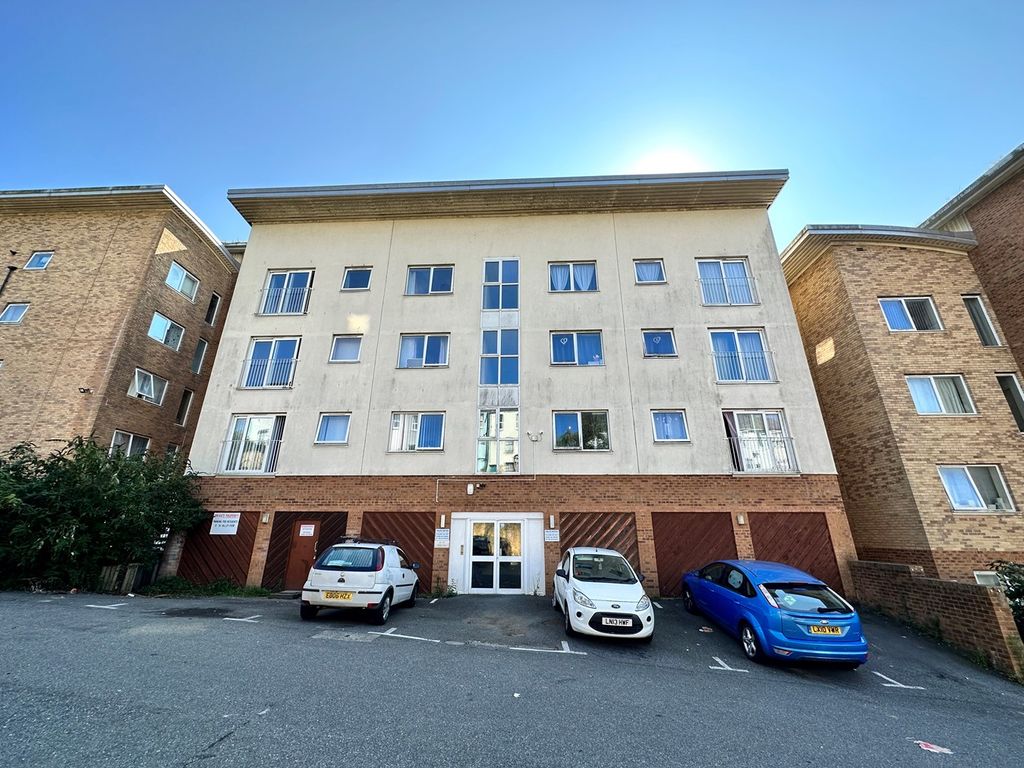 2 bed flat to rent in Shaw Close, Hastings TN35, £850 pcm Zoopla