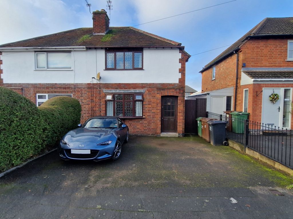 2 bed semidetached house to rent in Paget Avenue, Birstall LE4, £900